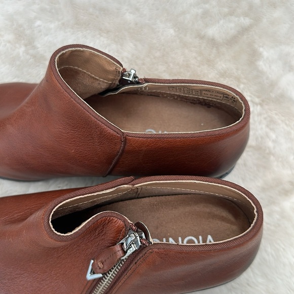 Vionic Brown Ankle Boots with Side Zipper and Low Heel Size 7 - Picture 3 of 8